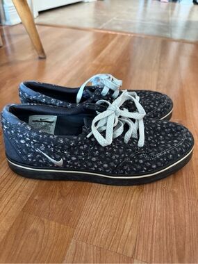 Nike Black Low-Top Sneakers with White Laces Size 38